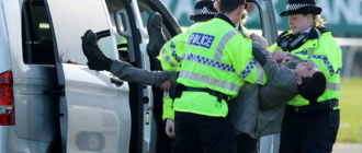 Ұлыбританиядағы жануарлар құқығын қорғаушылар Ұлы Ұлттық ат жарысының басталуына кедергі келтірді.